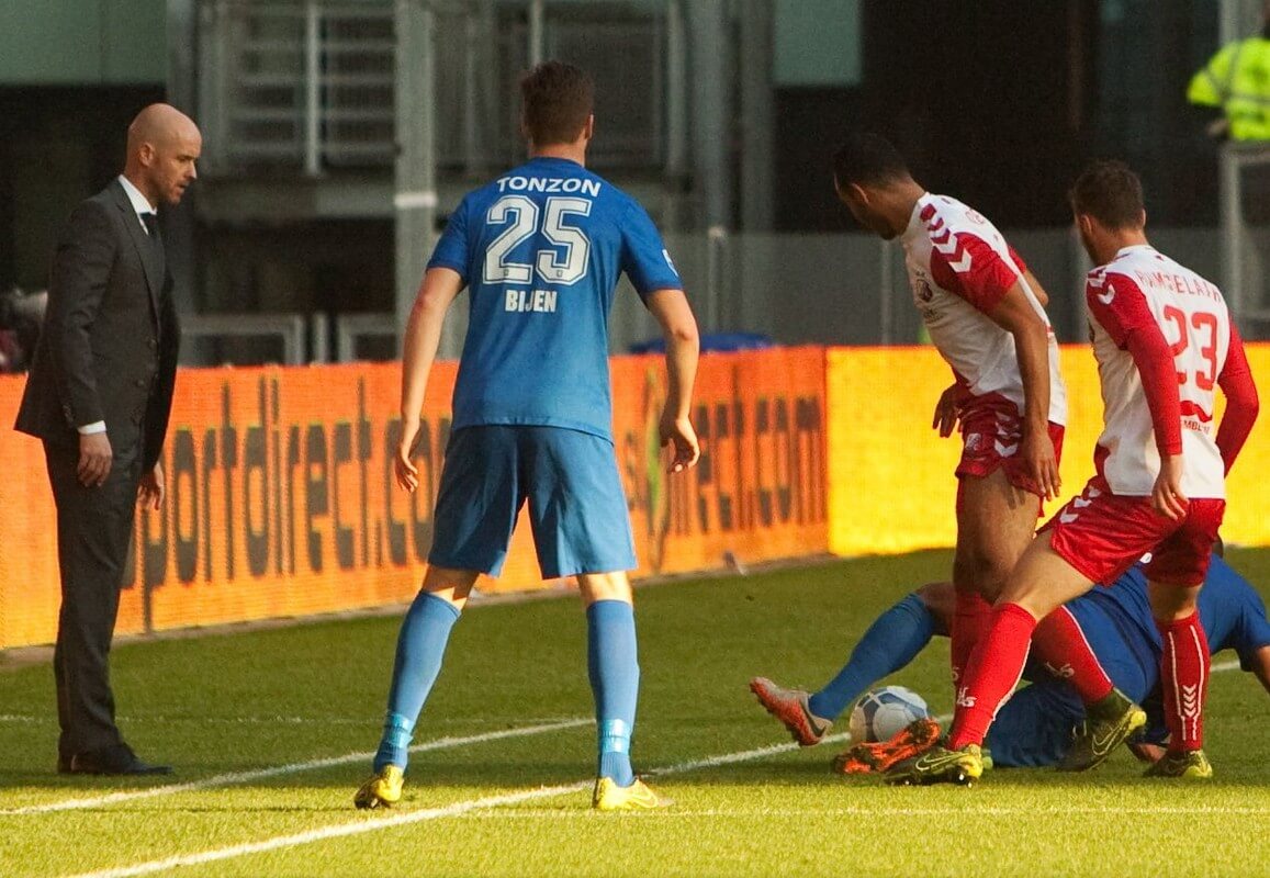 Trainer Erik ten Hag volgt een schermutseling vlak voor zijn neus. Foto: Jeroen Stoops