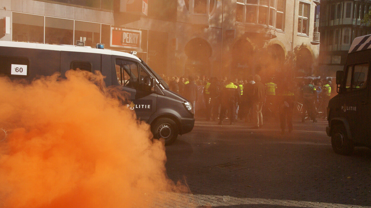 Rookbommetjes tijdens de demonstratie op het Vredenburg in oktober. Foto: Z. Eijzenbach