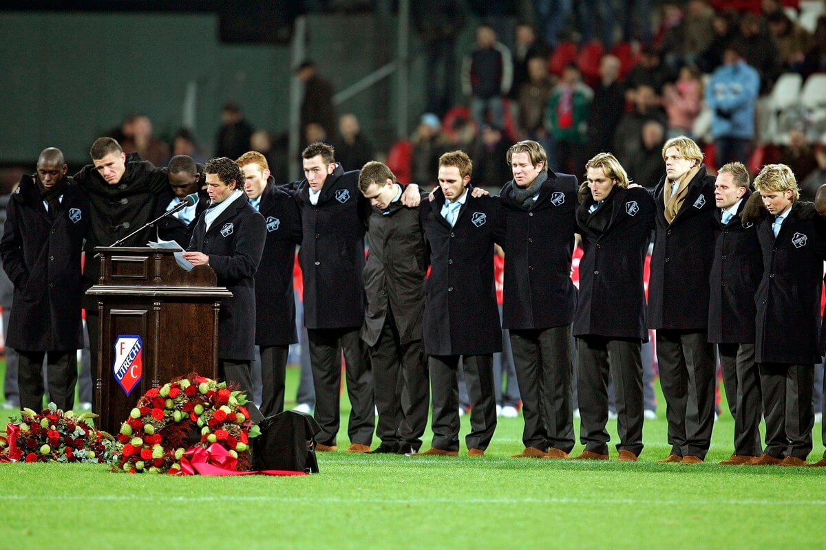 Het team van FC Utrecht in 2005 bij de herdenkingsbijeenkomst voor Di Tommaso. Foto: FC Utrecht