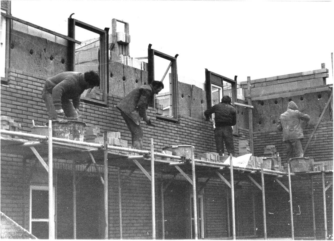 Metselaars aan het werk op een bouwput in de Meern. Foto: archief Nieuws030