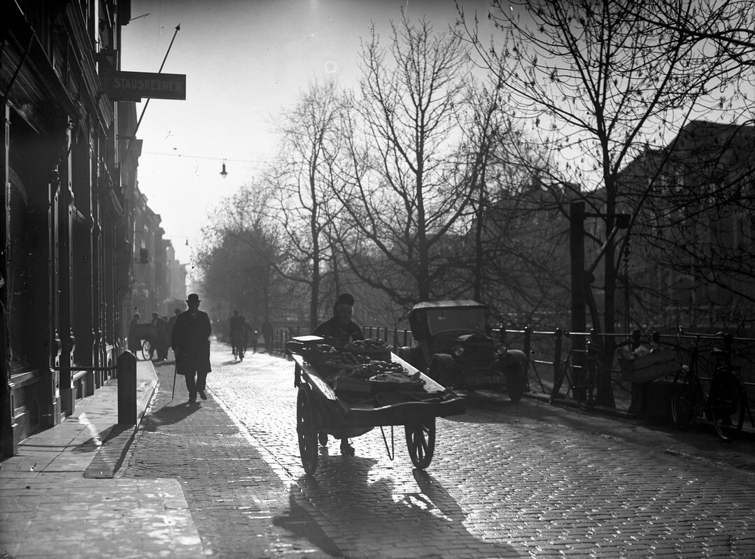 Sfeerbeeld op de Oudegracht.  Foto: F.F. van der Werf/HUA