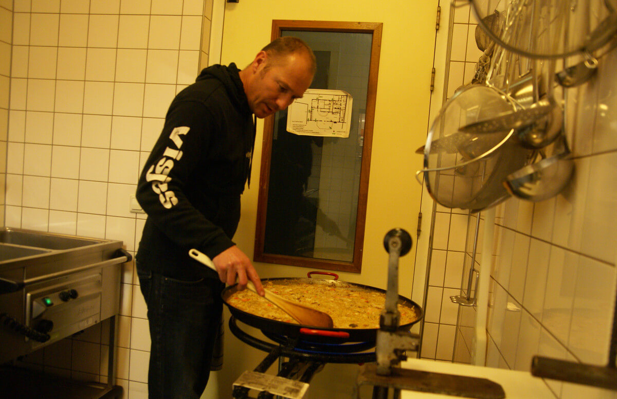 Rob Kievits maakt een grote pan paella voor de gasten van het Smulhuis. Foto: Zita Eijzenbach