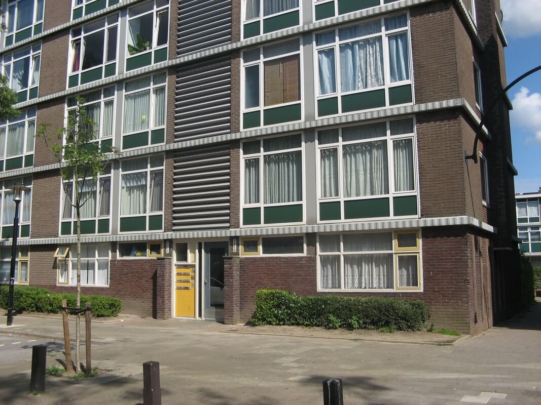 De flat aan de IJsselsteinlaan, Anton Geesink woonde op de tweede verdieping boven de gele deur. Foto: W. Geijssen.