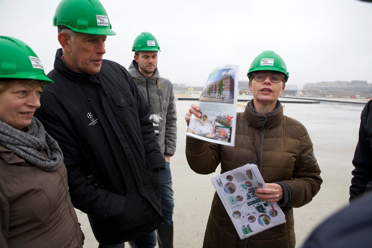 Karin van Wingerden van het infocentrum Leidsche Rijn laat de toekomstige bebouwing zien. Foto: Ton van den Berg