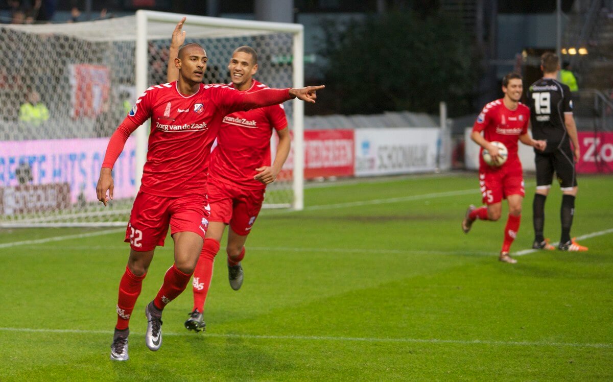 Haller wijst naar Barazite (buiten beeld) die hem de voorzet gaf voor de 3-2. Foto: Ton van den Berg