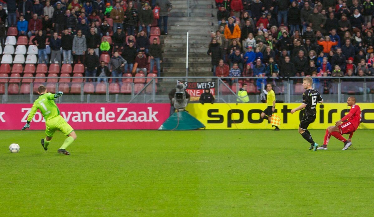 Haller scoort 4-2. Foto: Ton van den Berg