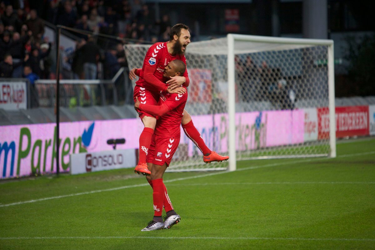 De twee doelpuntenmakers vieren de overwinning. Foto: Ton van den Berg