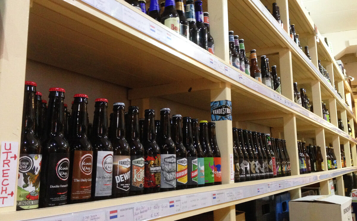 De bieren van Utrechtse brouwerijen (onderste plank) zijn er tegenwoordig in overvloed. Foto: Zita Eijzenbach
