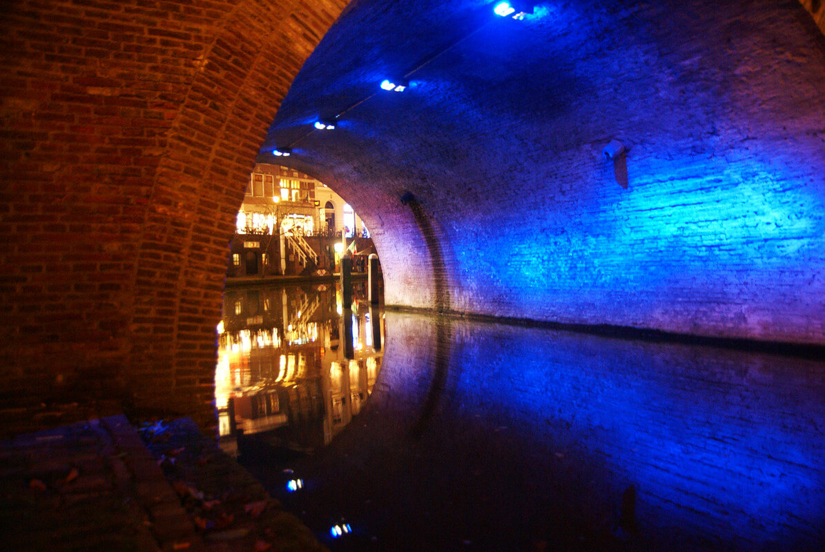 Blauwe lampen onder de Bakkerbrug zijn onderdeel van Trajectum Lumen. Foto: Zita Eijzenbach