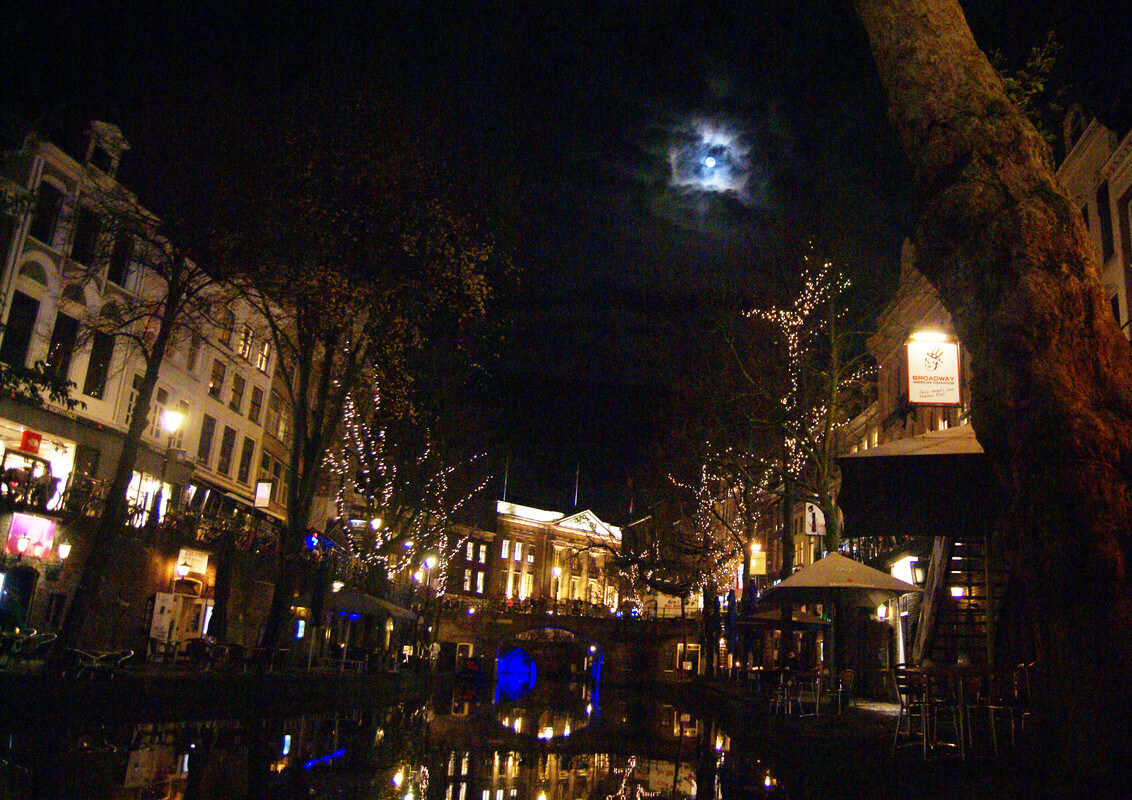 Volle maan aan de Oudegracht. Foto: Zita Eijzenbach