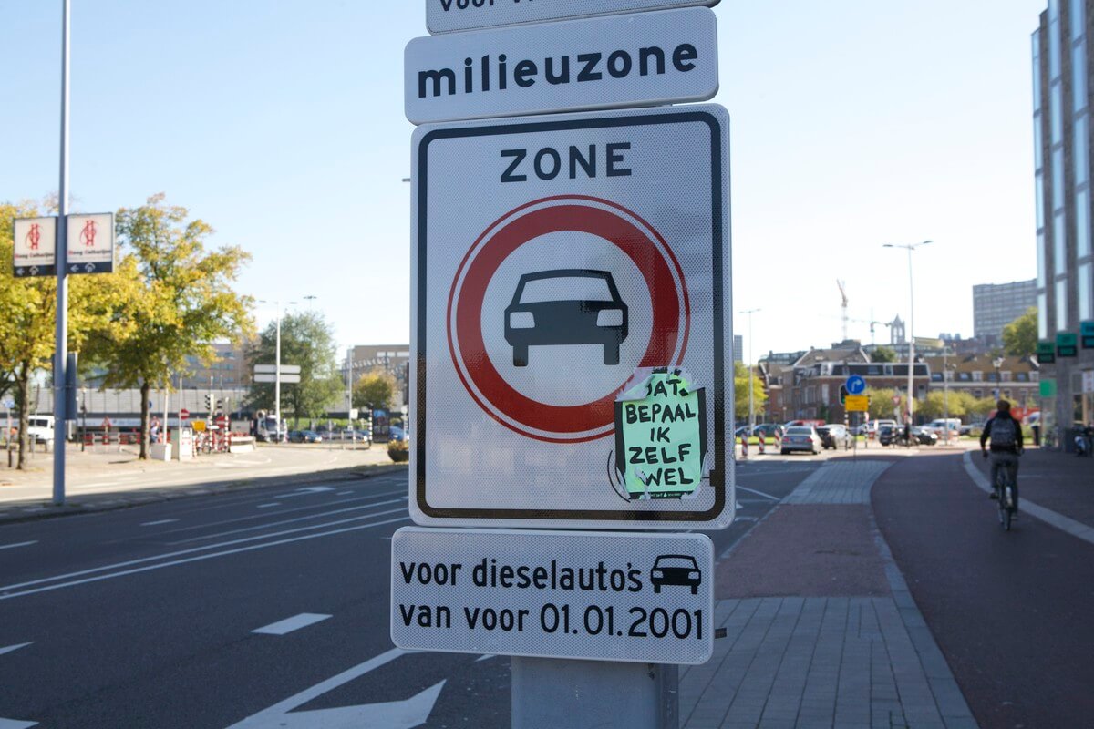Waarom de fiets nemen bij de milieuzone als je de 'milieuverantwoorde' diesel Euro 3 rijdt? Foto: Ton van den Berg