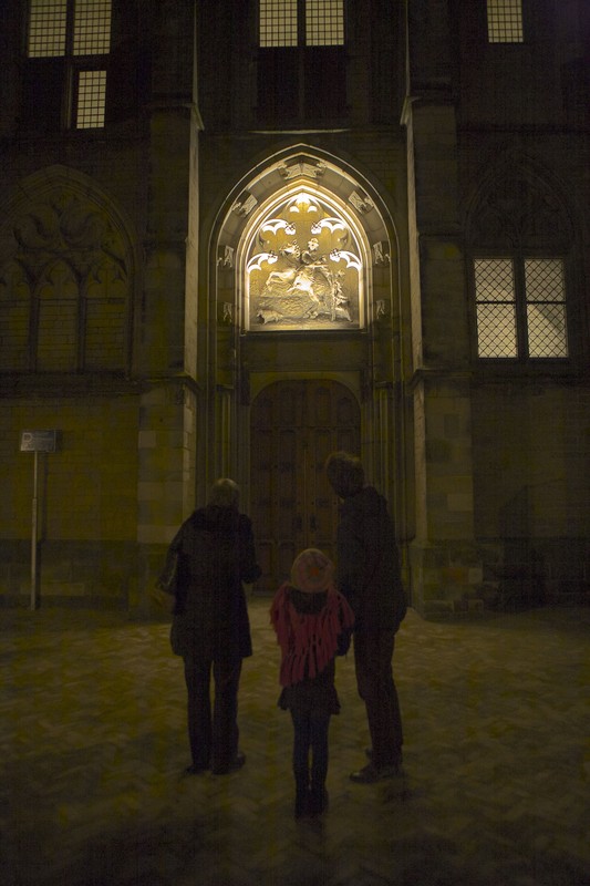 Het verlichte Sint Maartenrelief aan Achter de Dom. Foto: Ton van den Berg