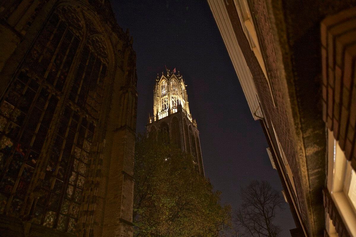 Alleen de bovenste helft van de Domtoren is verlicht. Foto: Ton van den Berg
