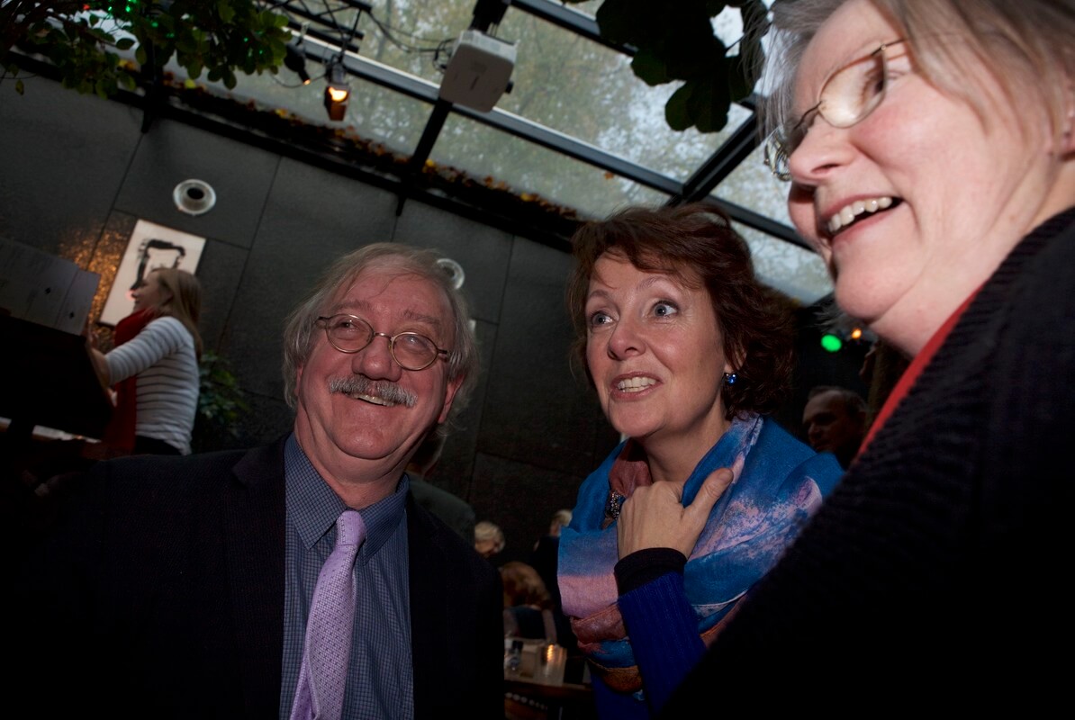 Femke Wolthuis (midden) met de huidige eigenaren van het Schillertheater, Steef en Hannie Schinkel. Foto: Ton van den Berg