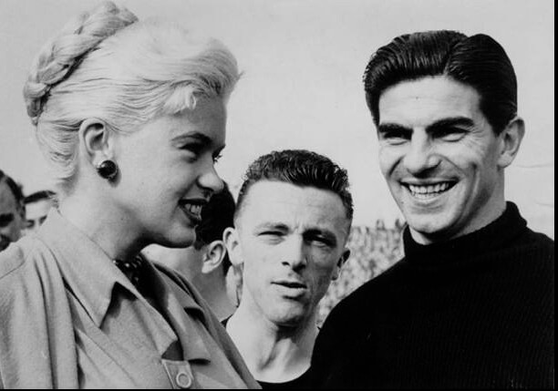 Filmster Jayne Mansfield bij de aftrap in 1957 van Sparta-DOS , geflankeerd door Frans de Munck en in het midden Cor Luiten. Foto: archief www.dos1958.nl 