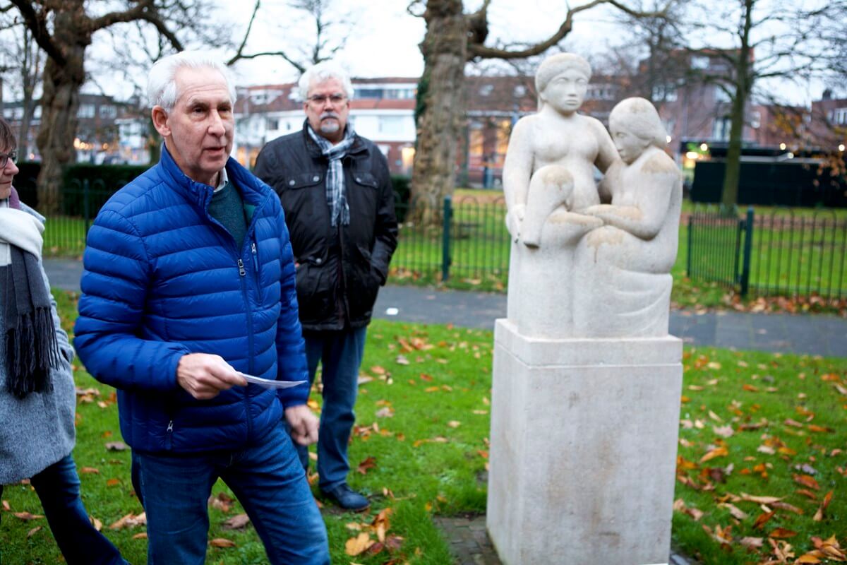 Charles Chambone bij het beeld Drie Vrouwen van Jan Meefout. Foto: Ton van den Berg