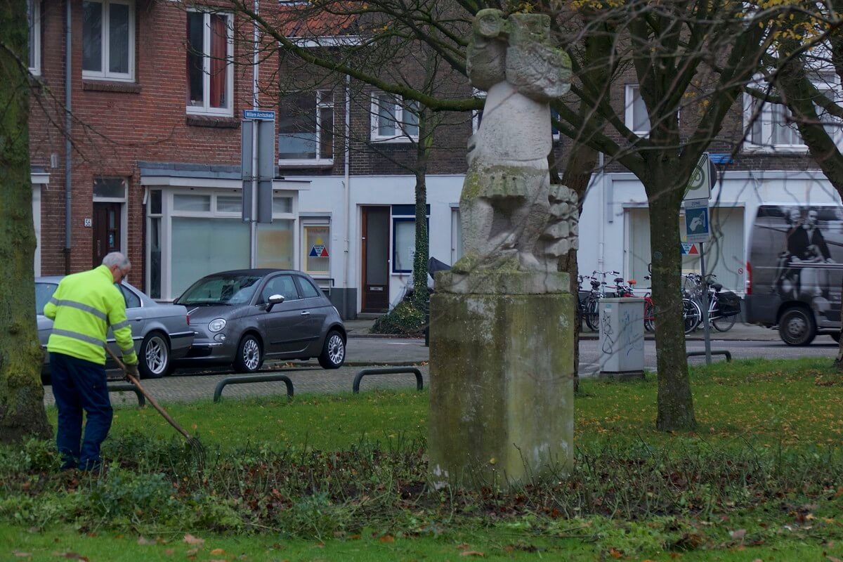 Het perkje rond De Rattenvanger van Paulus Reinhard wordt nog geschoffeld. Foto: Ton van den Berg