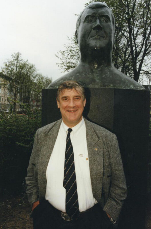 Anton Geesink bij zijn beeld bij de onthulling in de jaren 90 toen het nog bij de Monicabrug stond. Foto: Michael Kooren