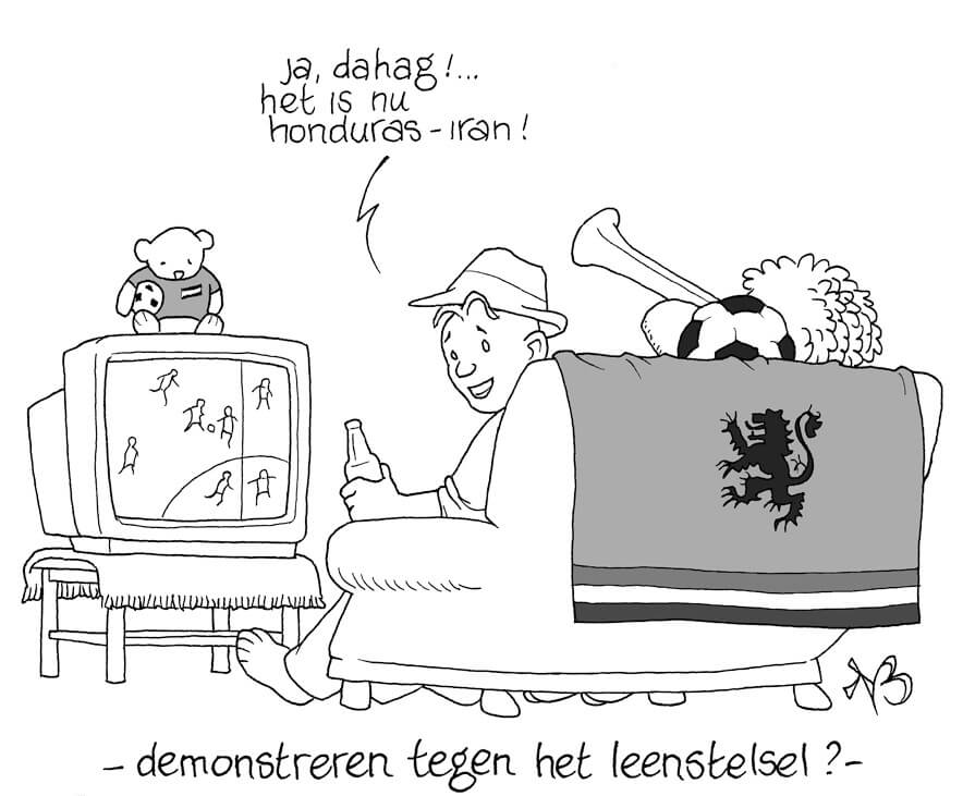 Voetbal gaat boven demonstreren. Cartoon uit 2014, Niels Bongers