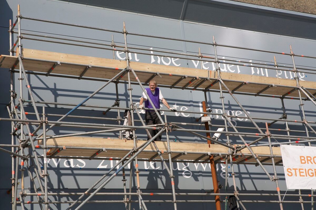 Jos Peeters op de steigers voor het Leeuwensteijngebouw. Foto: Ton van den Berg