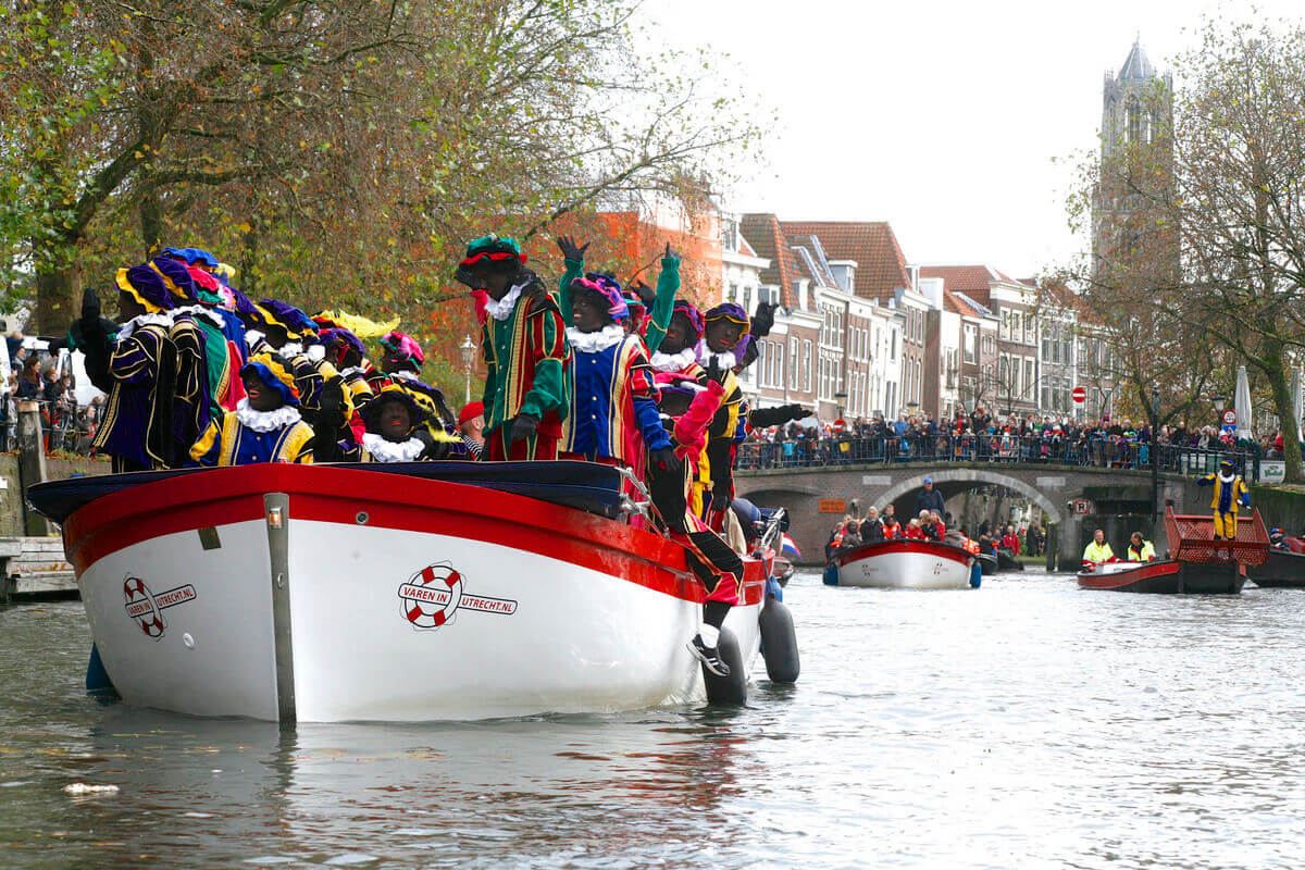 Pieten in de Weerdsingel bij de intocht van Sinterklaas (2009). Foto: Ton van den Berg