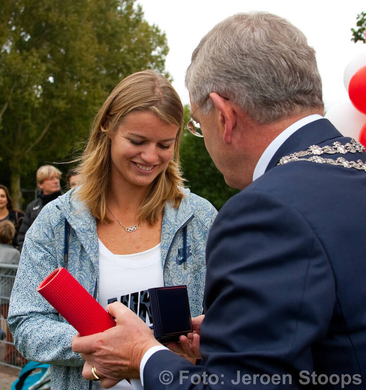 Burgemeester Van Zanen reikte de penning uit aan Dafne Schippers. Foto: Jeroen Stoops