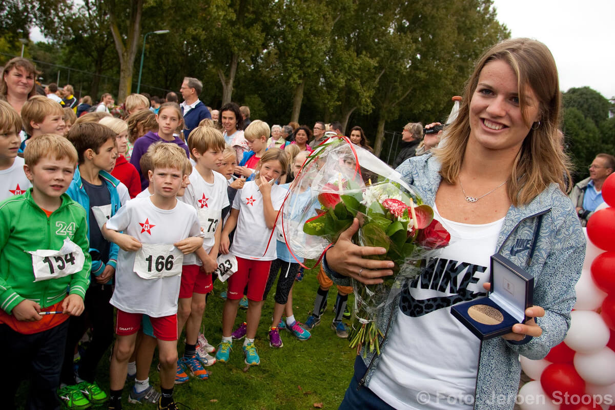 Dafne Schippers met de Utrechtse sportpenning. Foto: Jeroen Stoops