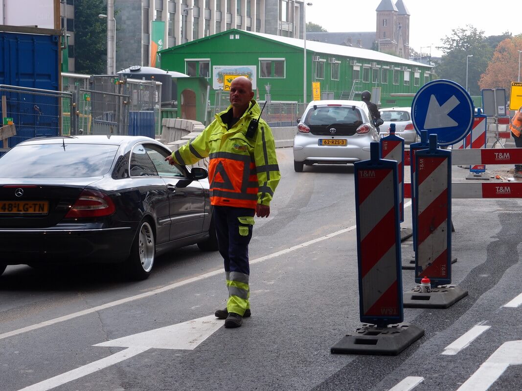 Verkeersregelaars zorgen voor doorstroming. Foto: Louis Engelman