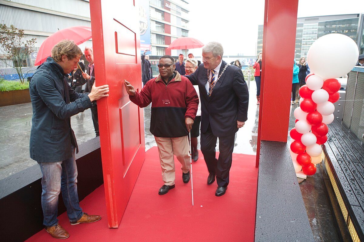 Koeman van Van Zanen gaan door de deur richting Stadskantoor. Foto: Ton van den Berg