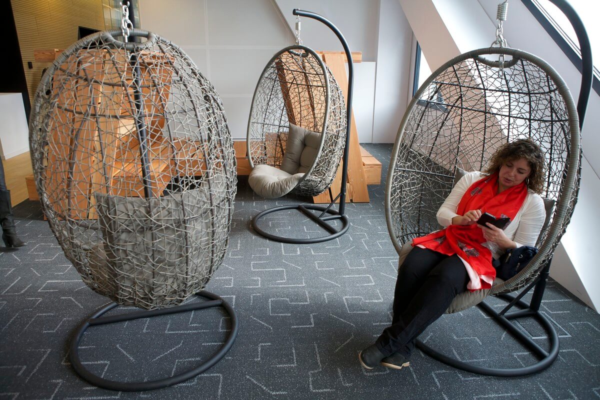 Een ambtenaar rust wat uit in een relaxruimte. Foto: Ton van den Berg