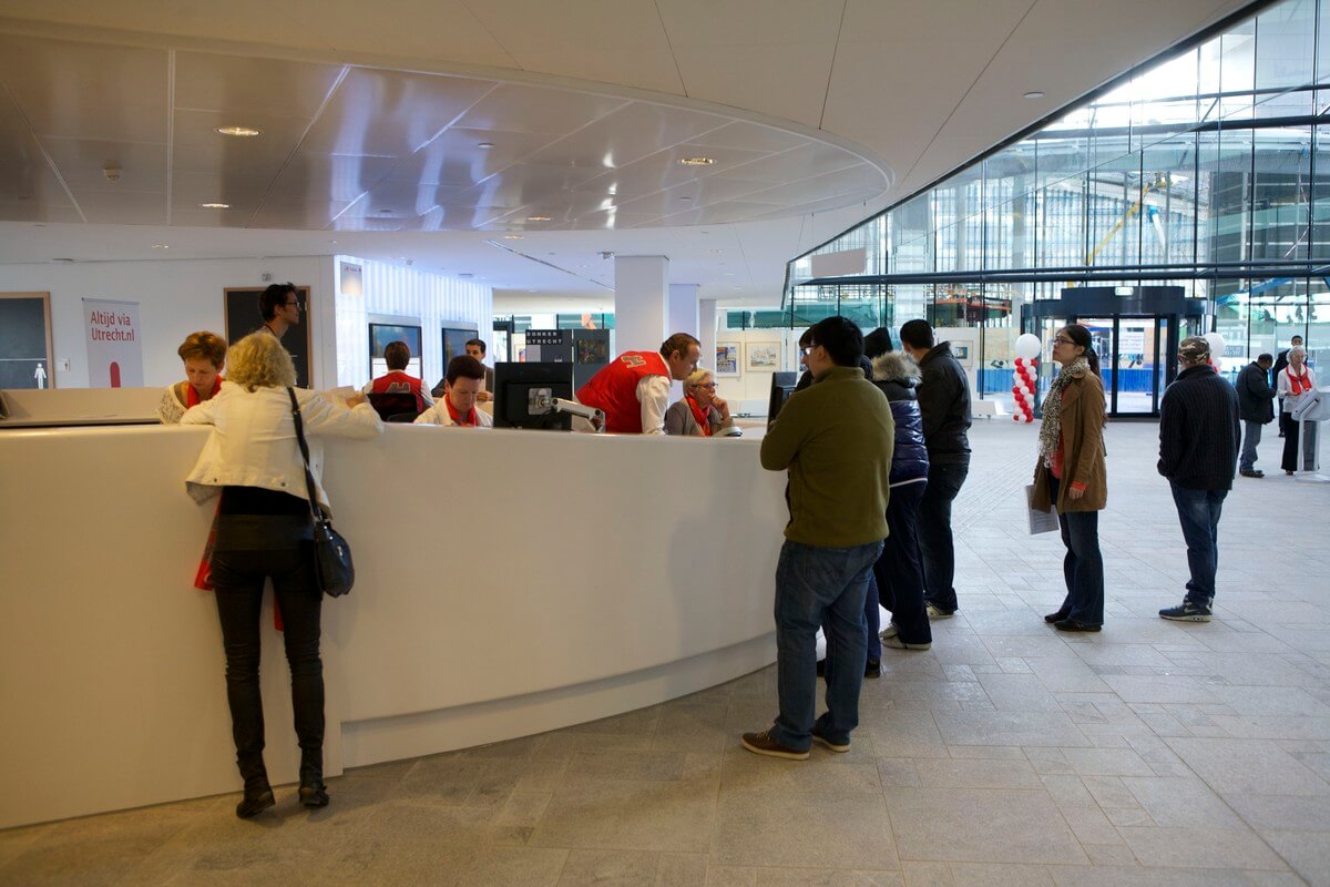 De publieksbalie in de hal van het Stadskantoor.