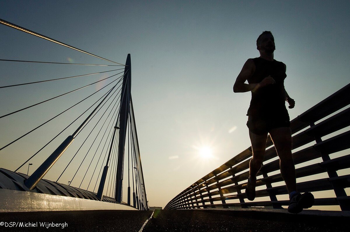 Hardloper op de Prins Clausbrug. Foto: Michiel Wijnbergh