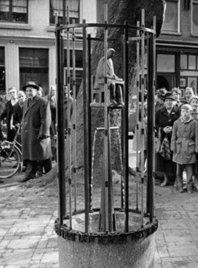 Het beeld op z'n plek achter het stadhuis in de jaren zestig. Foto: HUA