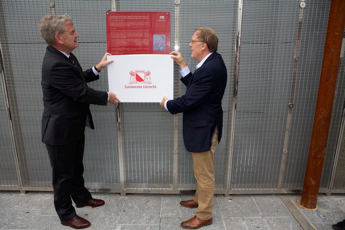 Burgemeester Van Zanen en Kees Crone onthullen een informatiebord. Foto: Ton van den Berg