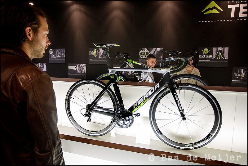 Een man bekijkt racefietsen van Merida. Foto: Bas de Meijer