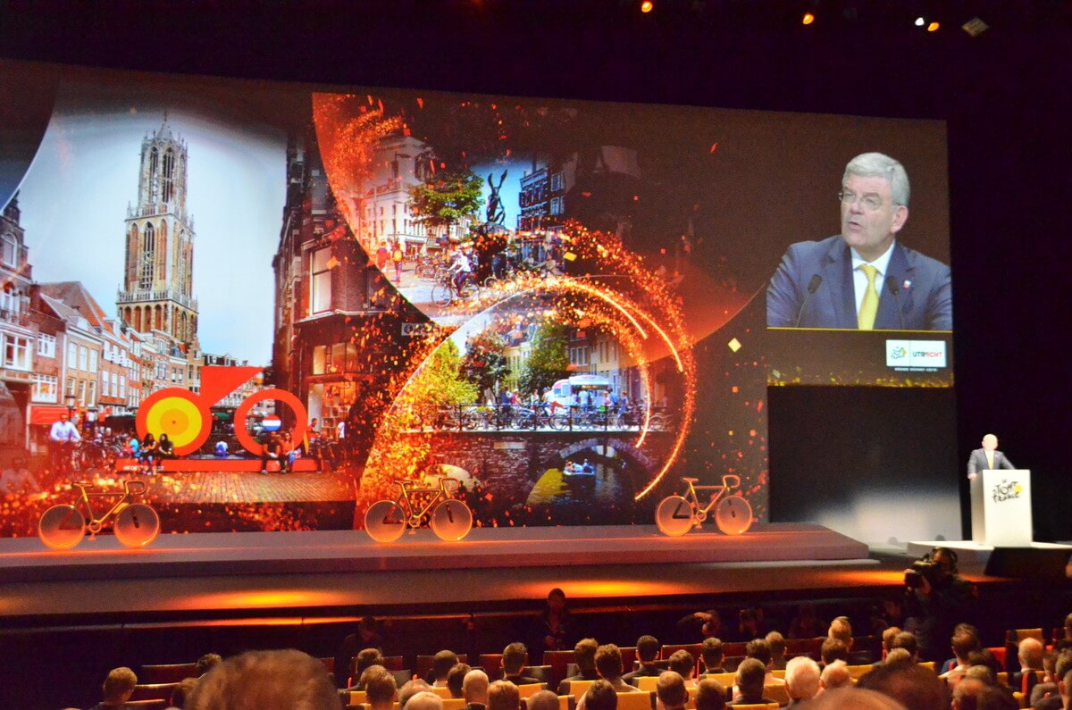 Jan van Zanen spreekt de zaal met 4000 toeschouwers toe. Foto: J. Wielaert
