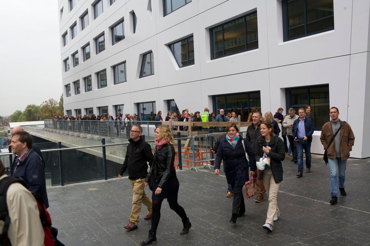 Via nooduitgangen verlaten de Stadskantoormedewerkers het gebouw. Foto: Ton van den Berg