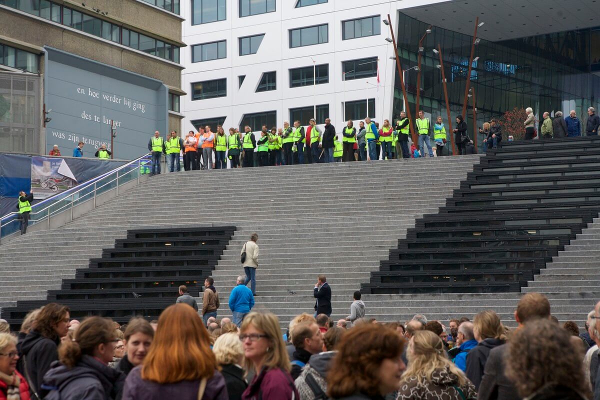 Leden van de bedrijfshulpverlening staan boven aan de trappen bij het plein. Foto: Ton van den Berg