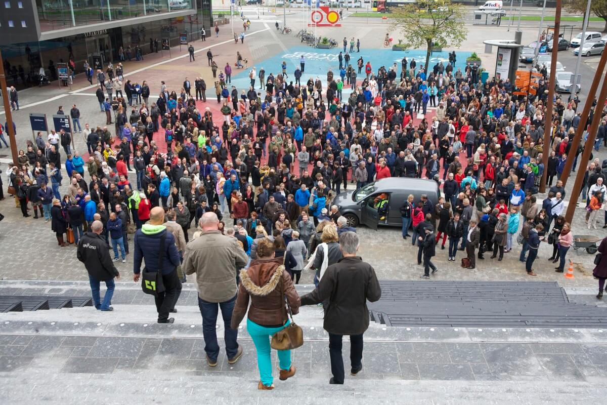 Verzamelen op het plein. Foto: Ton van den Berg