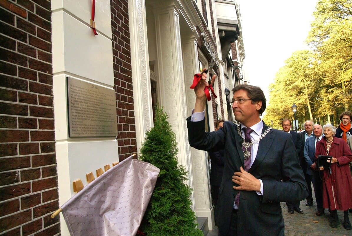 In 2008 onthulde burgemeester Wolfsen een plaquette met herinneringen aan verzetsvrouw Dr. Max. Foto: Ton van den Berg