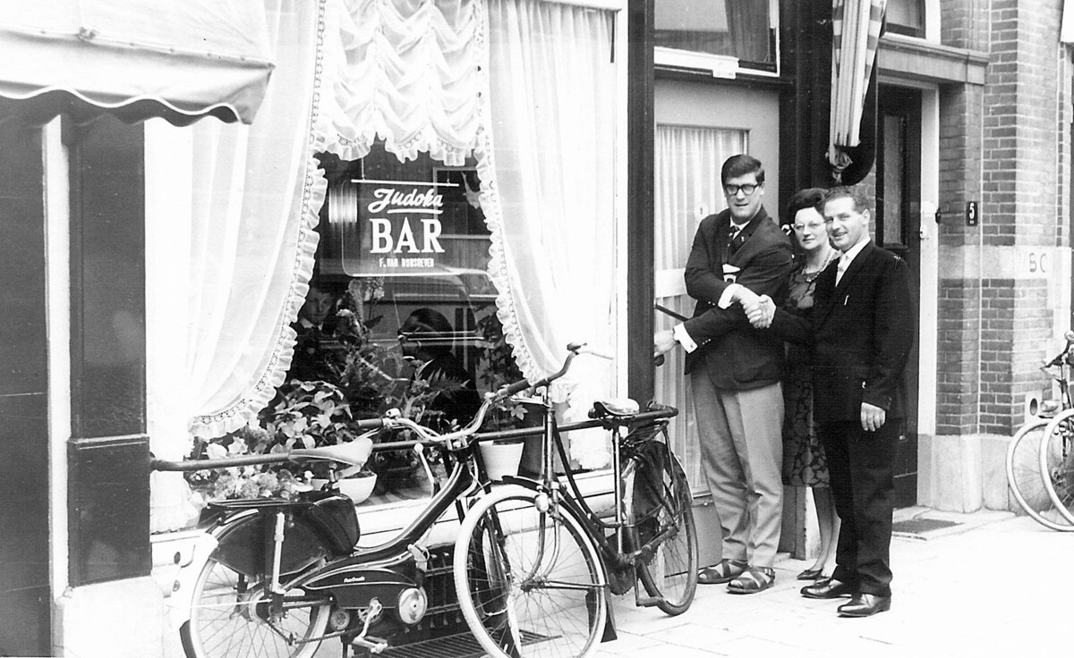 Geesink bij de heropening Judokabar in 1964. Foto: familie Van Rijnsoever