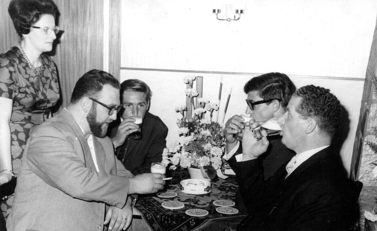 Links Willem Slok en rechtsachter Anton Geesink met biertje. Foto: Familie Van Rijnsoever
