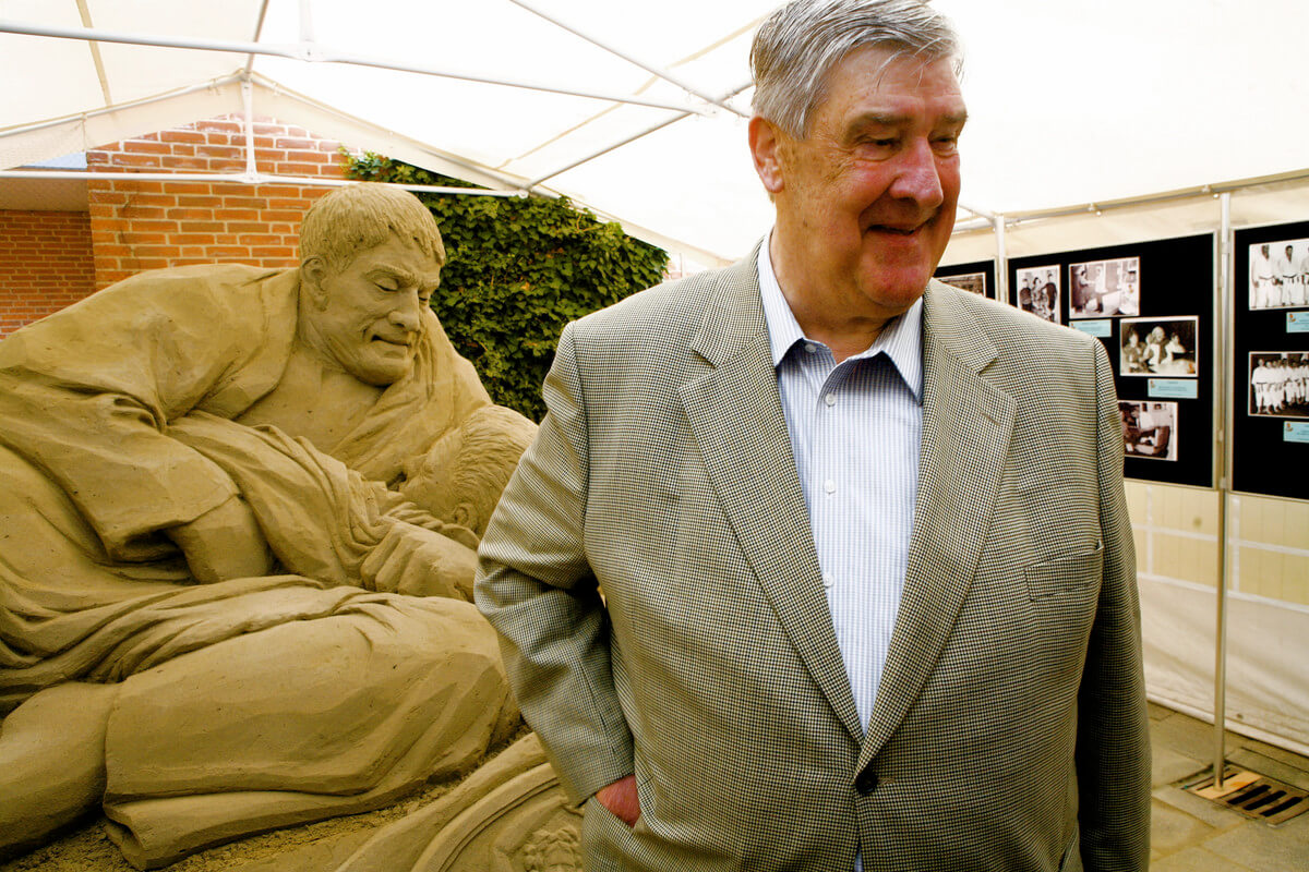 Geesink in het Volksbuurtmuseum bij de zandsculptuur. Foto: Ton van den Berg