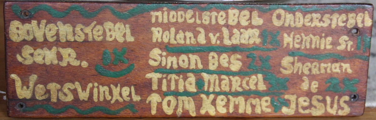 Bordje met de namen van de eerste bewoners. Foto: W. Geijssen.
