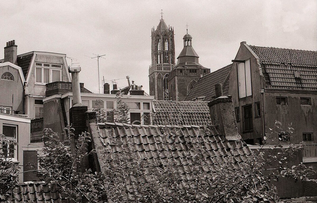 Zicht achterkant met dak van Wijde Poort. Foto: W. Geijssen