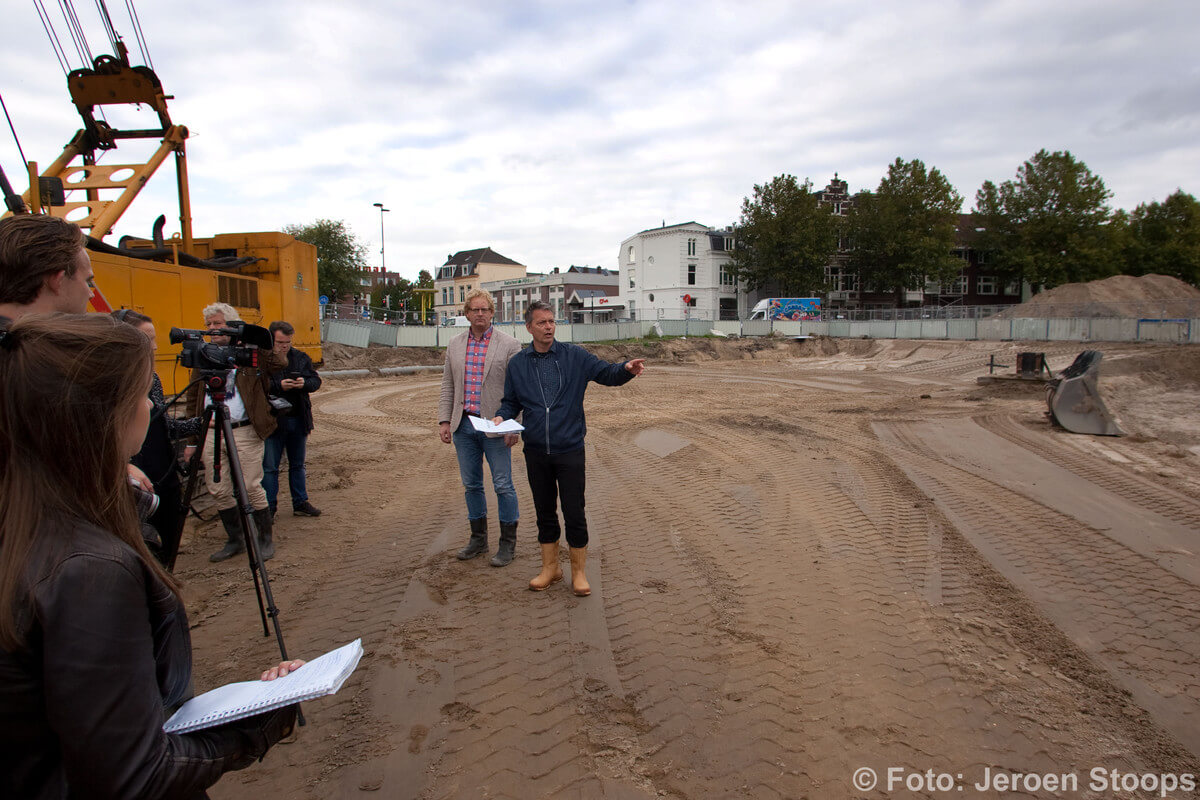 Projectmanager Onno van Schaick (gemeente) en Matthijs Haveman (aannemer Van der Steen) geven tekst en uitleg. Foto's Jeroen Stoops