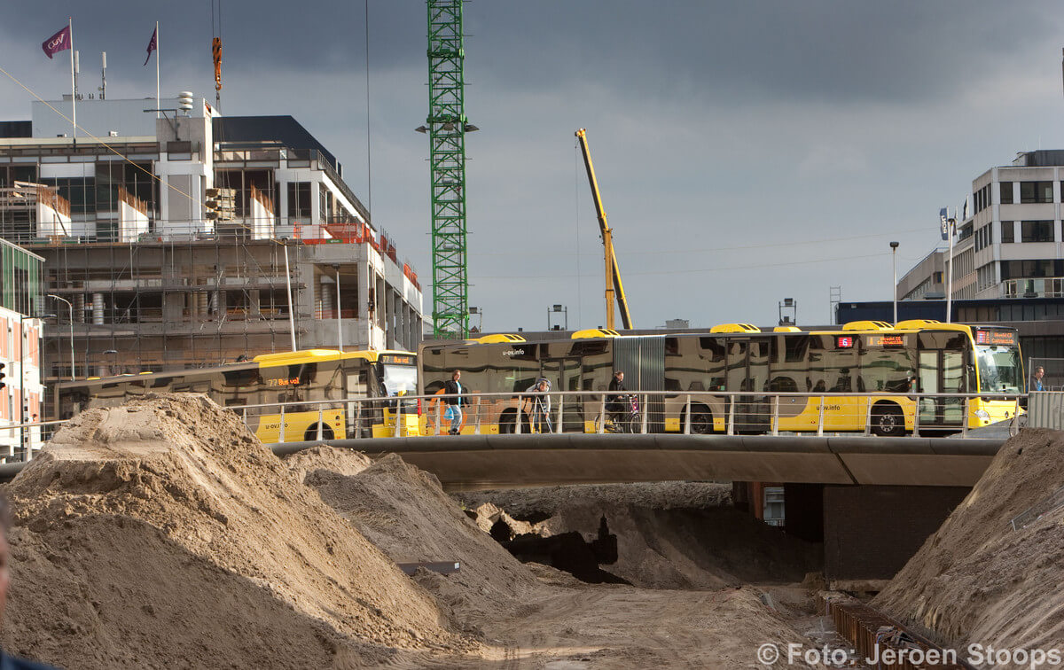 Bussen gaan over de brug bij het Smakkelaarsveld. Foto: Jeroen Stoops