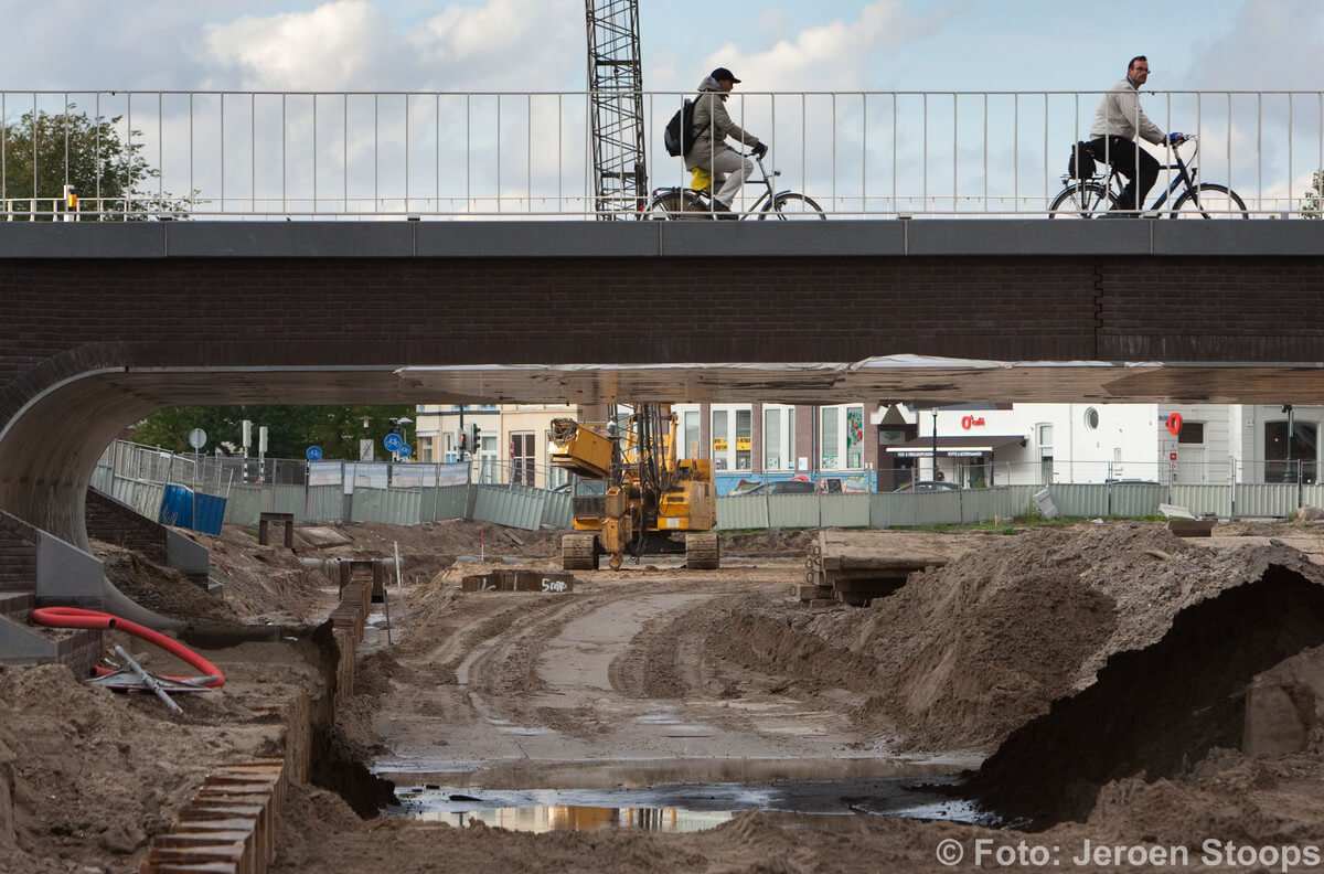Fietsers gaan over de Paardenveldbrug. Foto: Jeroen Stoops