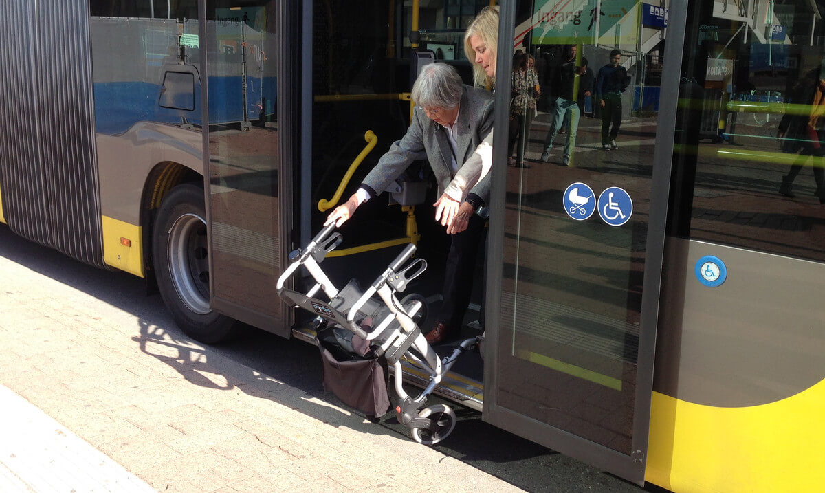 De wielen van de rollator belanden tussen de bus en de stoeprand van de uitstaphalte. Foto: Zita Eijzenbach