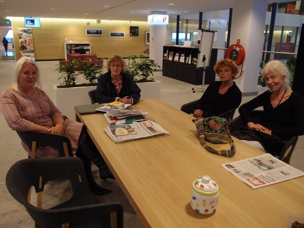 Bewoners van de Molenstraat, met links Elaine Vis, wachten op het Stadskantoor op hun beurt voor het wijkspreekuur van wethouder Kees Geldof. Foto: L. Engelman